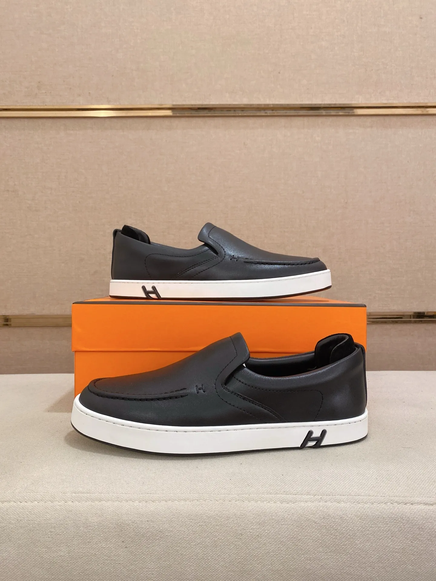 Men's clothing and shoes💰: 442💰《HERMES》【Classic original single version】Hermès; top 🔝purchase agent🔍🔍men's latest 🇺🇸 counter sales simultaneously, imported from Italy original ▲▲cowhide ▲▲ (high-end, nobility, class) ) Exquisite workmanship (Italian 🇮🇹 imported water-dyed 🐂 cowhide lining) sole: original sole provided by the original factory, ⚠️exclusive double-layer activity·TPR·rubber·combined molded outsole; super comfortable·wear-resistant·non-slip·environmental protection The real thing is more beautiful if you take the real thing (high quality, follow the order). You can enter and exit the counter at will * Number of yards: 38-44 (45 can be customized and cannot be returned or exchanged)